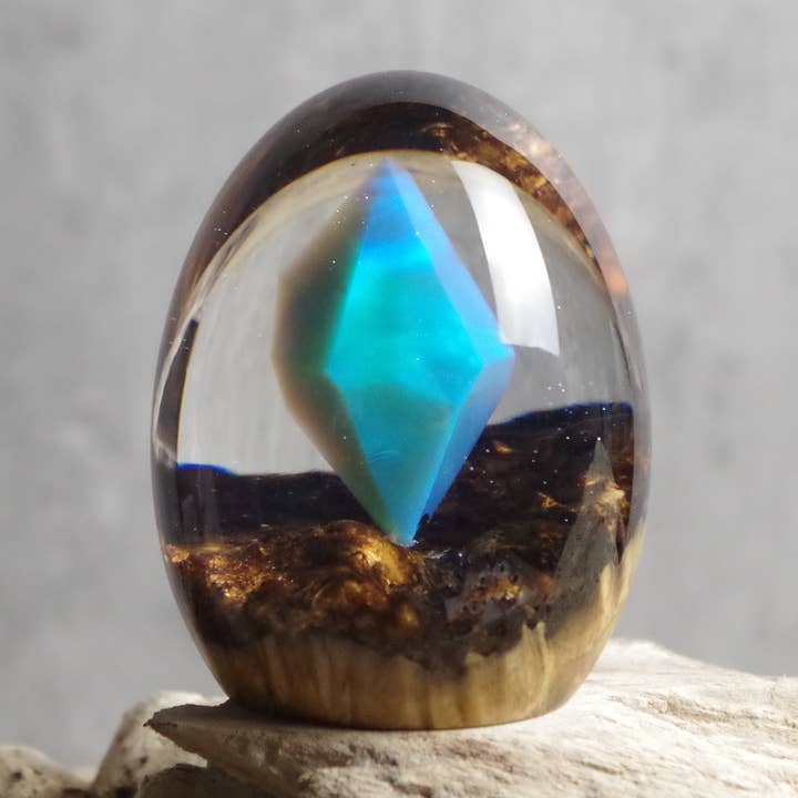 hars presse-papier edelsteen geïnspireerd sculptuur handgemaakt cadeau bureau decor miniatuurlandschap epoxy kunst ei-vormig object hout en hars aandenken ambachtelijk verzamelobject woondecoratie uniek ornament displaystuk cadeau voor haar hars kunstobject voor wholesale door House of Shokunin