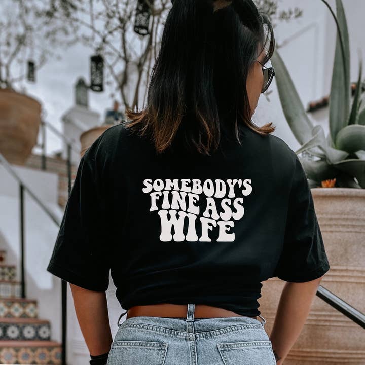 T-shirt Somebody Fine Ass Wife per la vendita all'ingrosso da parte di Badd Boss