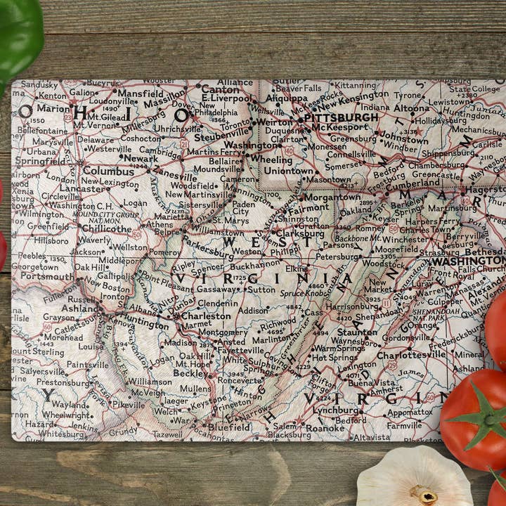 Planche à découper en forme de carte de Virginie-Occidentale Planche à charcuterie et à fromage pour la vente par Daisy Mae Designs