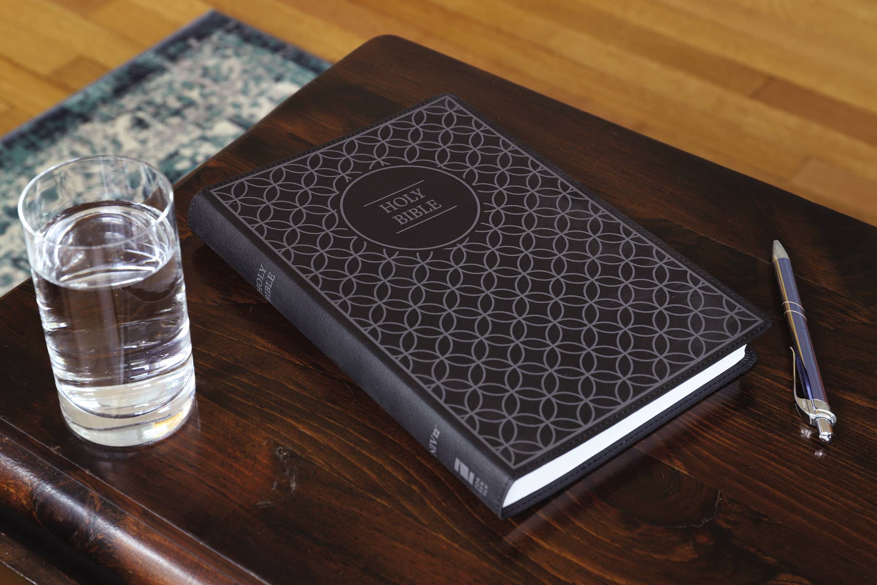 HarperCollins Christian Publishing - Wholesale Religion - NIV Value Thinline Bible Large Print Leathersoft Gray/Black1