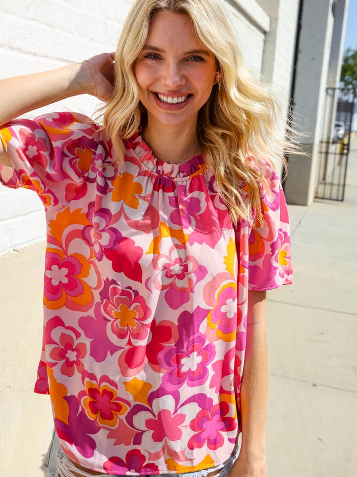 Blouse à col à volants avec boutons au dos, motif floral fuchsia grand format (paquet ouvert) pour la vente par Promenade