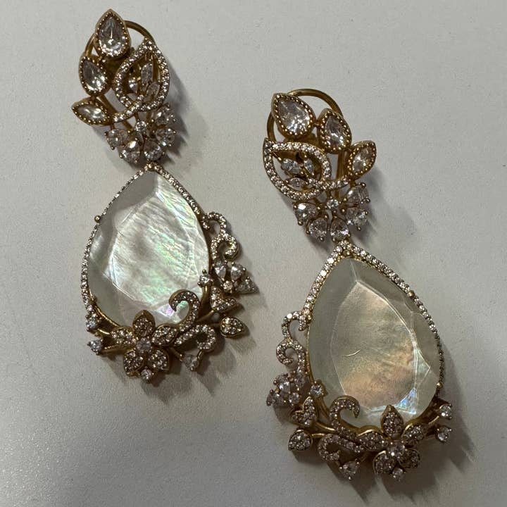 Flashsalg Vintage Øreringe Poe Begrænset Udgave Shine Hvid for engroshandel hos ACUS