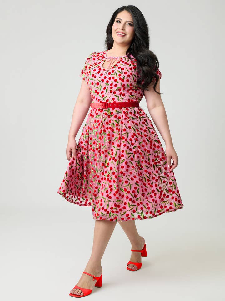Unieke Vintage Plus Size Roze Fluwelen Kersen Dahlia Swing Jurk voor wholesale door Unique Vintage