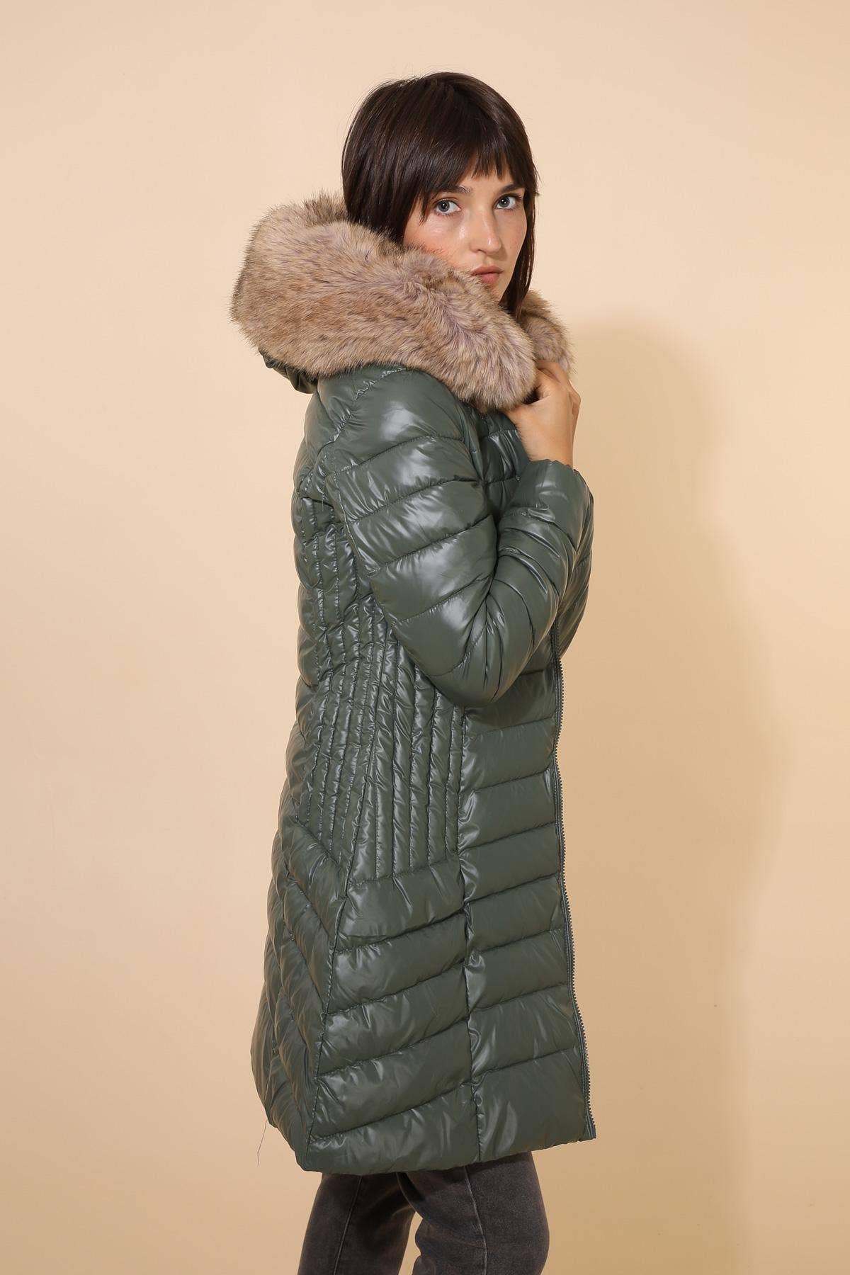 Attrait Paris – Großhandel Pufferjacke – Damen – Metallic lange Steppjacke mit Fell am Kapuzenrand26