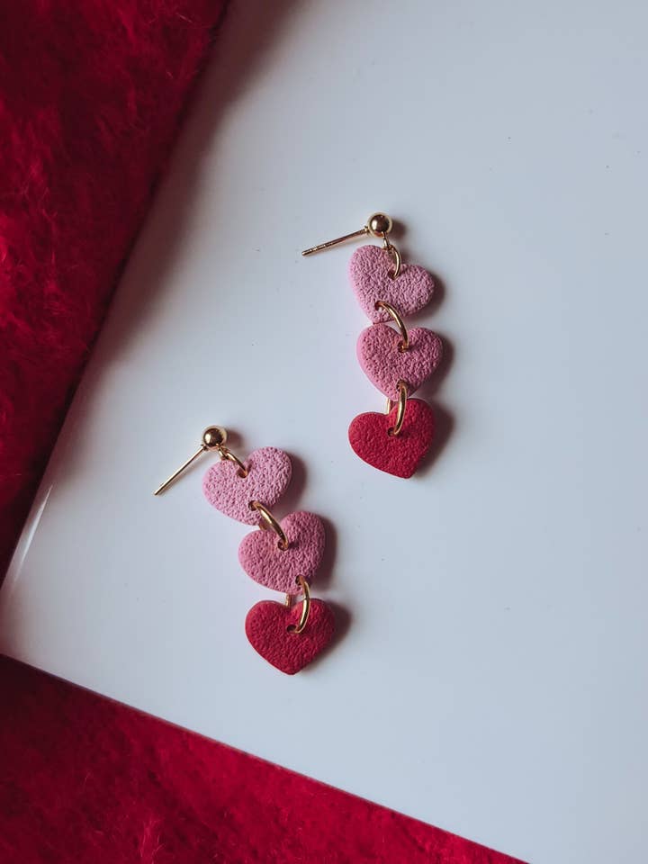 Orecchini Triplo Cuore, Orecchini di San Valentino per la vendita all'ingrosso da parte di Placed by Grace