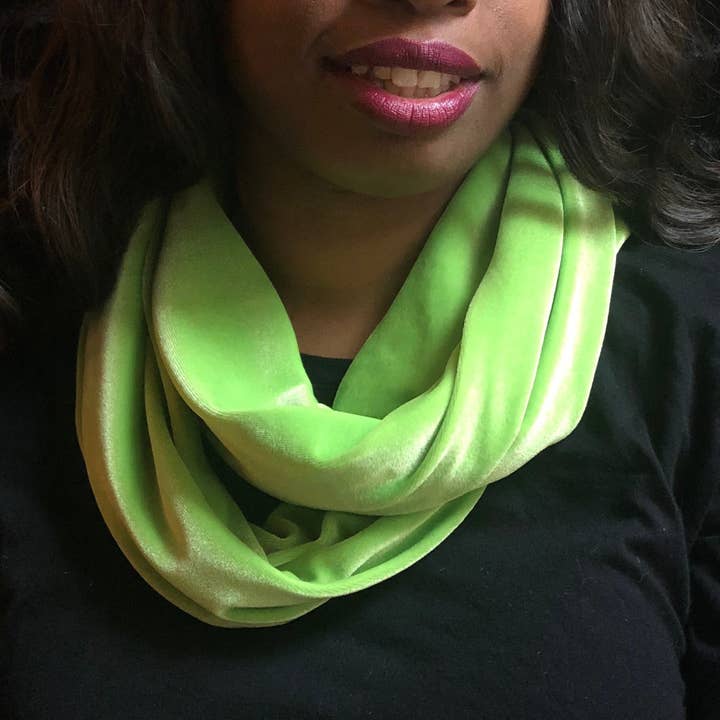 Bufanda Infinity | Pañuelo de terciopelo suave verde neón con cuello vuelto infinito para venta al por mayor de Drew Sinclair