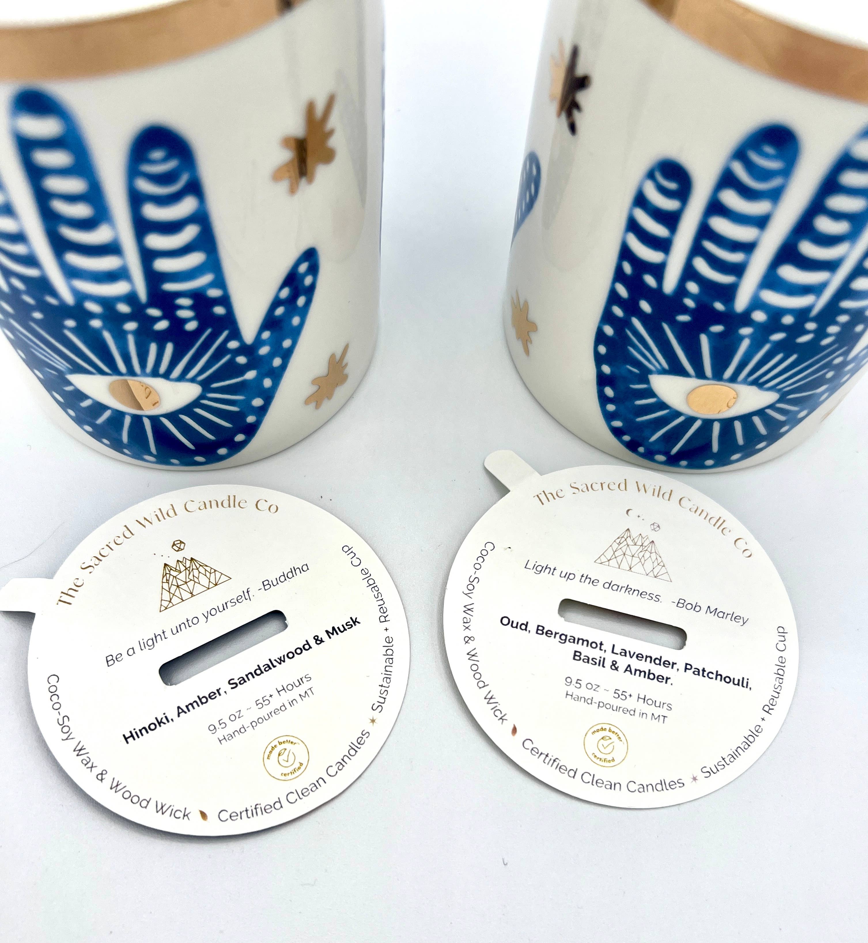 The Sacred Wild Candle Co – Velas de decoração por atacado – Nova vela Hamsa em cerâmica branca com detalhes em ouro e azul2