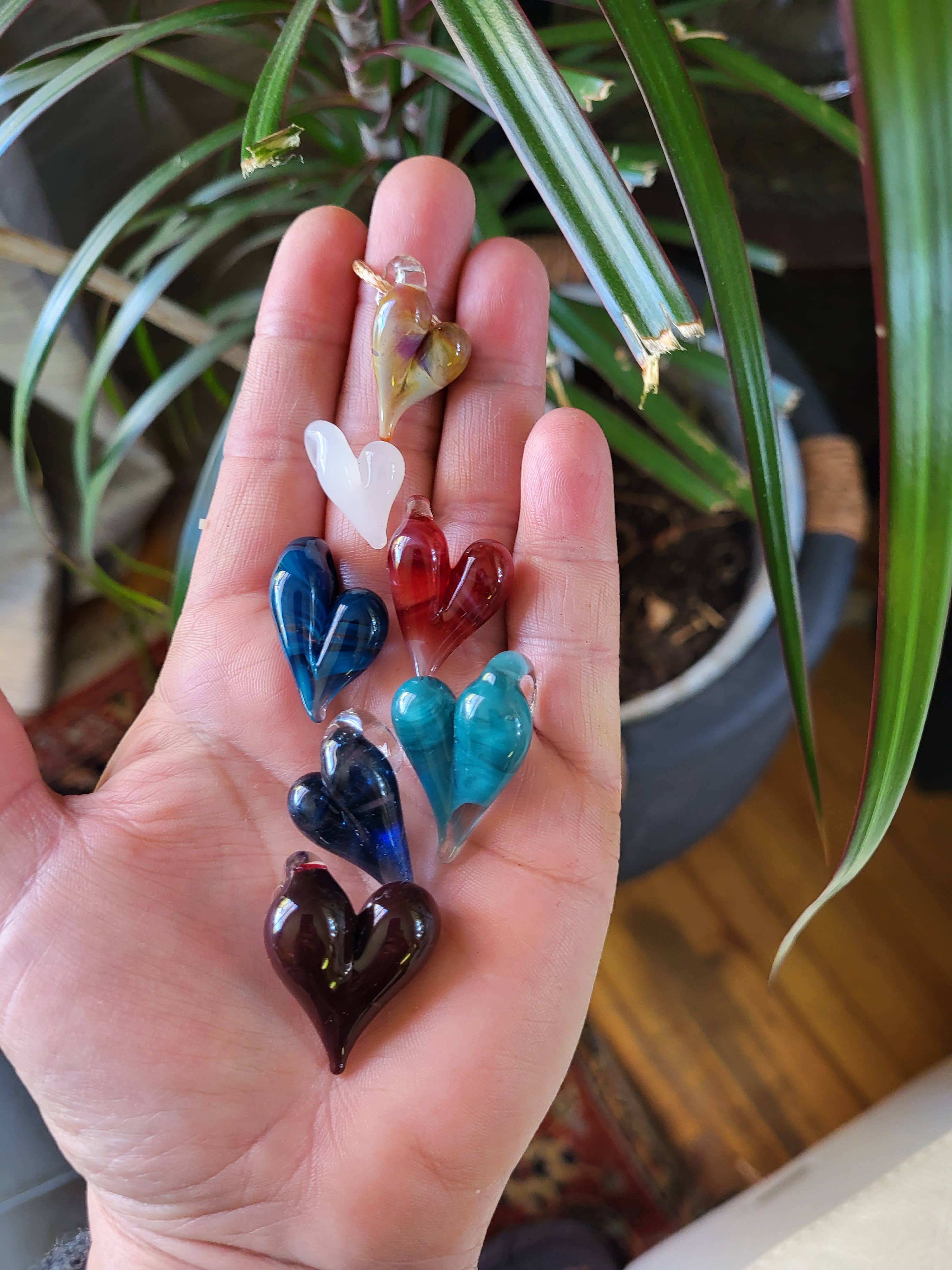 AB Glass Designs – wholesale Hänge-/berlockhalsband – Blåst glas hjärta halsband -olika färgalternativ3