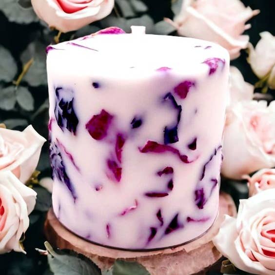 Olijfwaskaars zuil met gedroogde rozenblaadjes en bois de oud-geur voor wholesale door René et Gigi