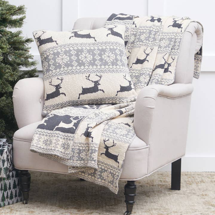 Plaid de Noël gris en forme de cerf et de flocons de neige pour la vente par C&F Home