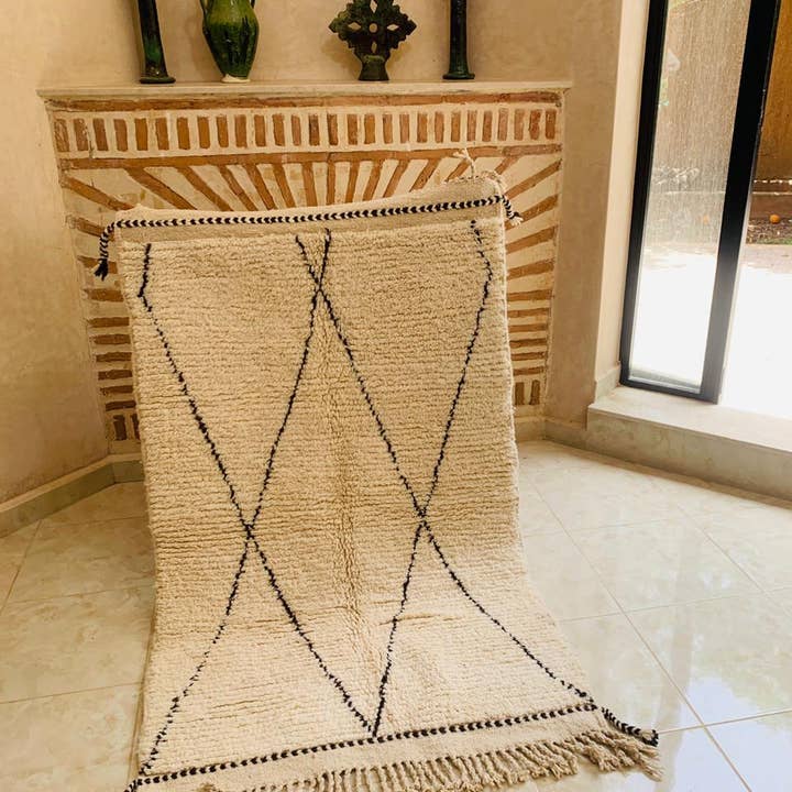 26 HANDGEMAAKT MAROKKAANS BENI OUARAIN VLOERKLEED TAPIJT voor wholesale door Maroccarpets Poufs and pillows wholesale +31648976894