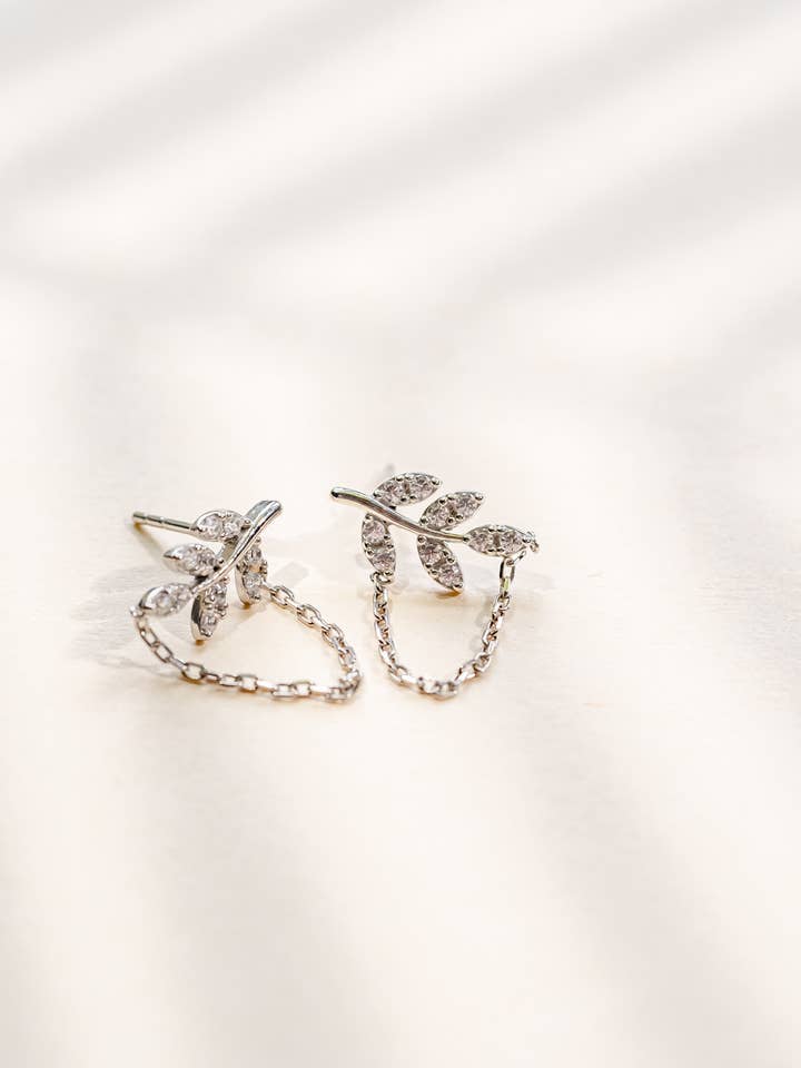 Pinces auriculaires en forme de feuille en argent sterling avec chaîne pour la vente par Humble + Spark