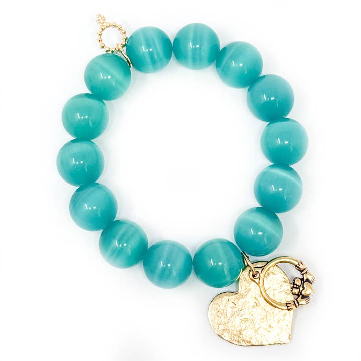 Mintgroene calciet met goud gehamerd hart en Claddagh voor wholesale door PowerBeads by jen