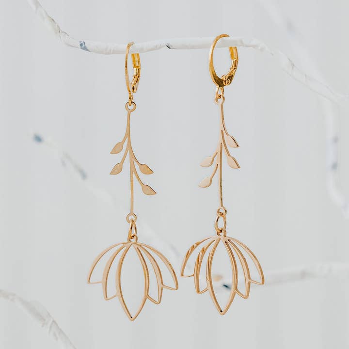 Lotusblomma örhängen: Yogasmycken i rostfritt stål, Zen-present för wholesale av The Rustic Boho Chic