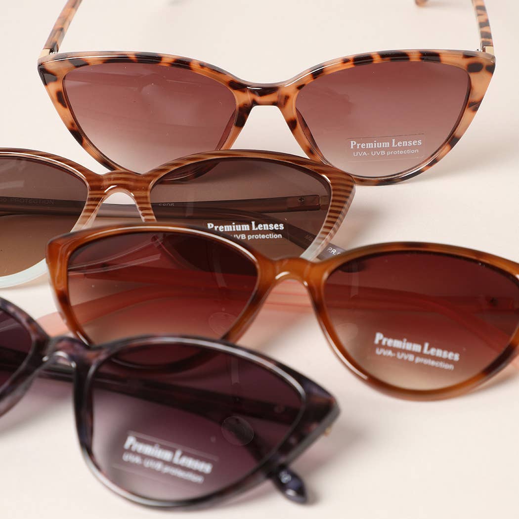 12 COLORI ASSORTITI Occhiali da sole a forma di triangolo Cat Eye con montatura in vendita all'ingrosso su Faire0