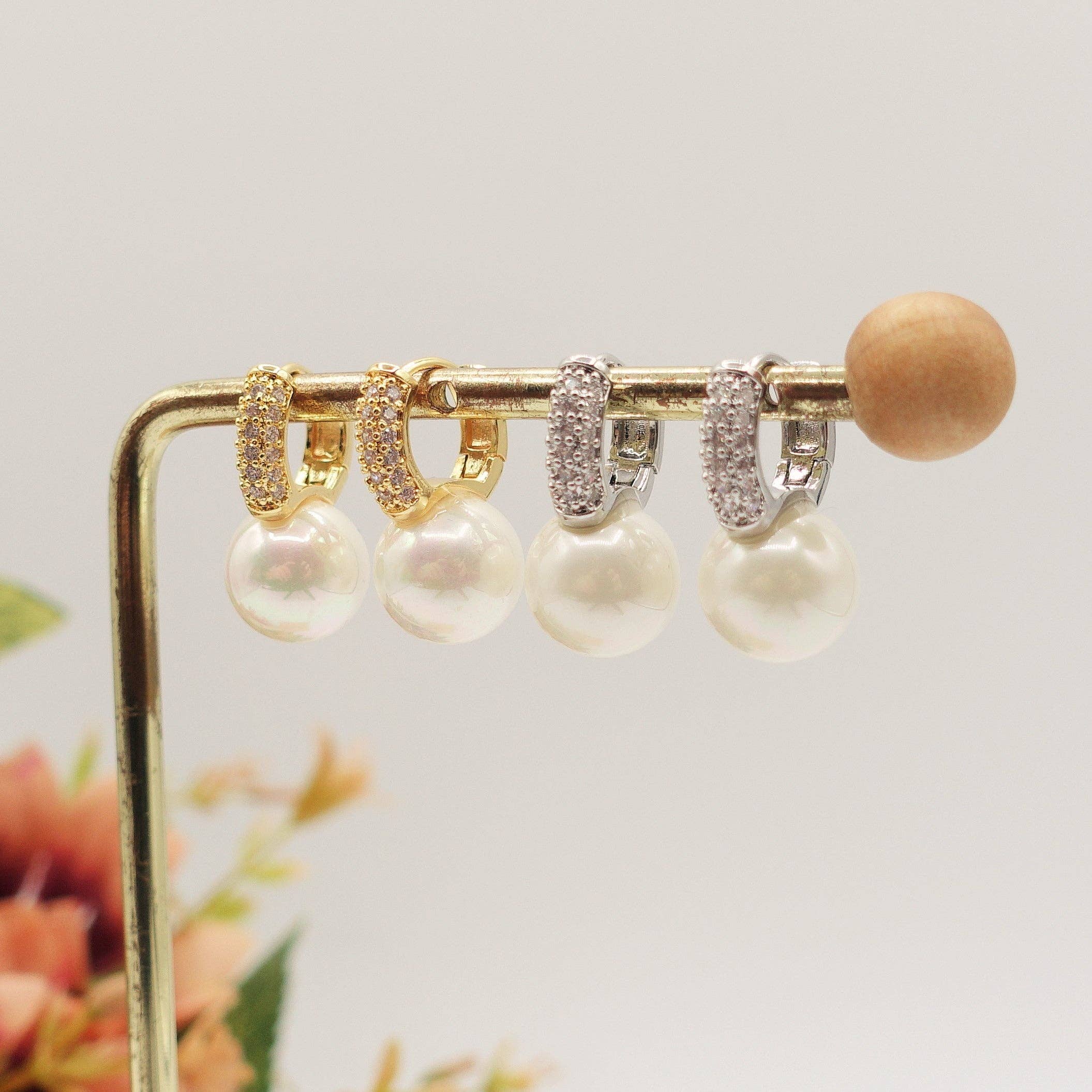 Daemon srls - Wholesale Huggie Earrings - CELIA ~ orecchini mini cerchi BOMBè con cubic zirconia  e perla1