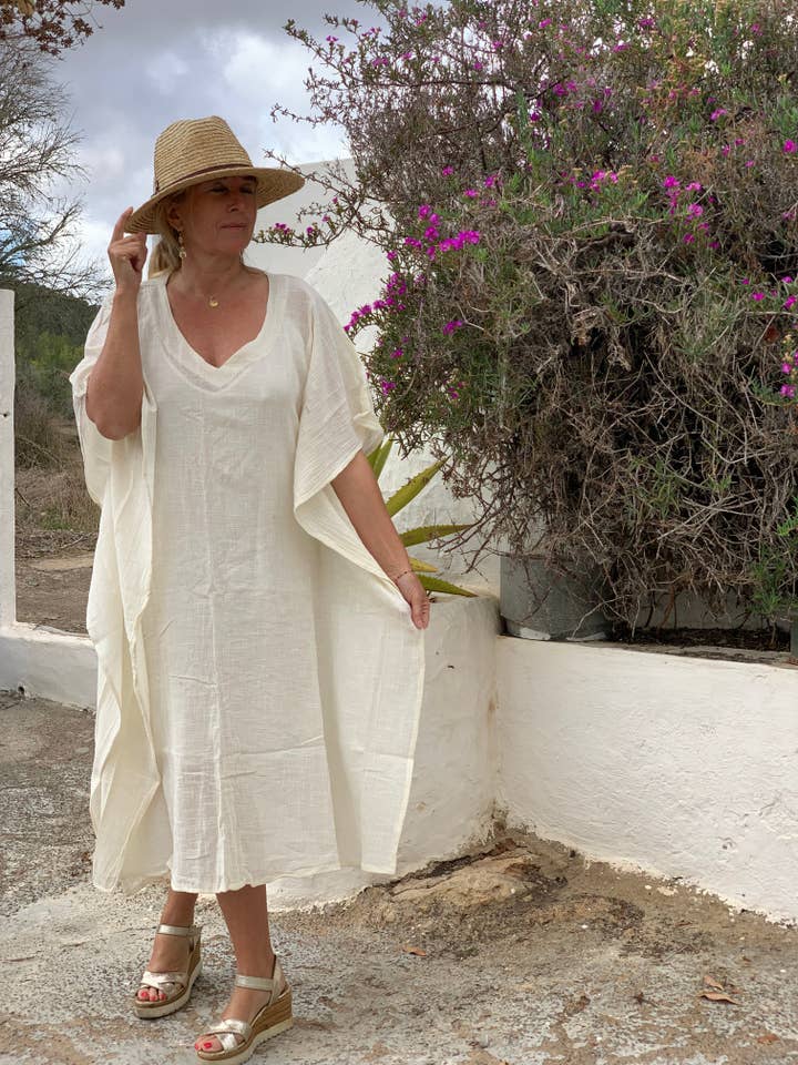 KAFTAN i hørstil i offwhite for engroshandel hos Aurobelle Ibiza