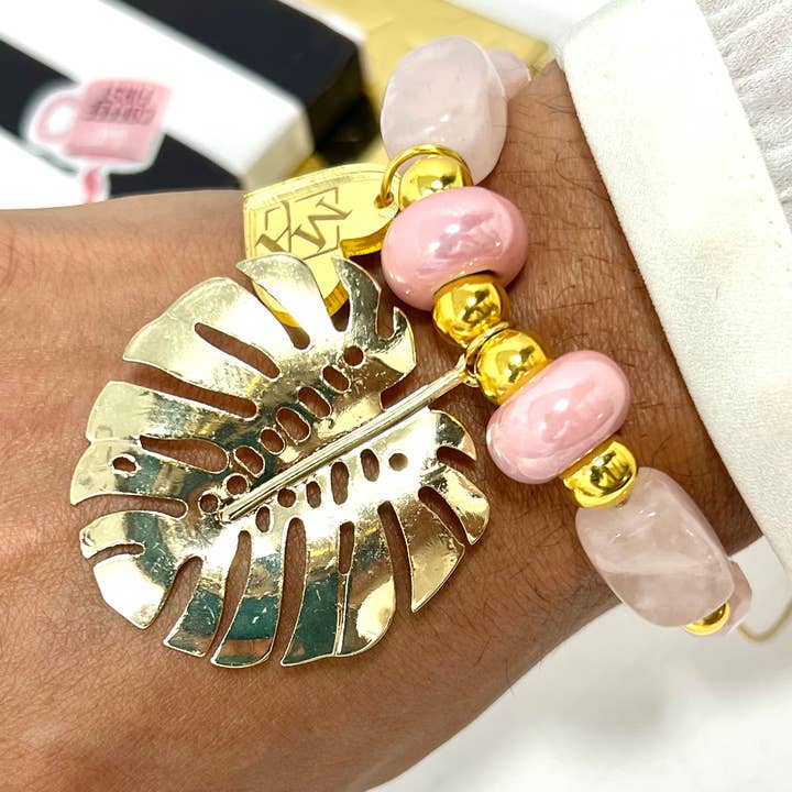 Pulsera ajustable con abalorios, colgante de hoja de monstera chapado en oro para venta al por mayor de Melina Almonte Couture