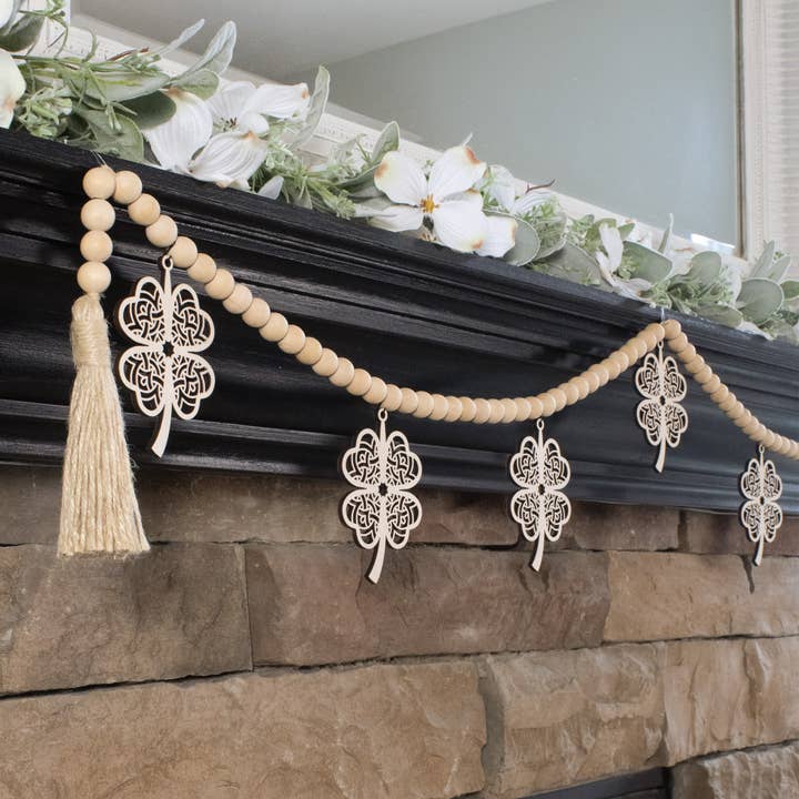 Guirlande en bois Shamrock pour la Saint-Patrick pour la vente par Inspired Indigo