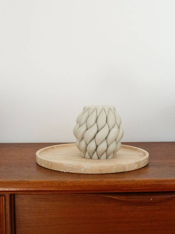 Bougie Pretty Knitty blanc huître pour la vente par HOTEL LIMA STUDIO