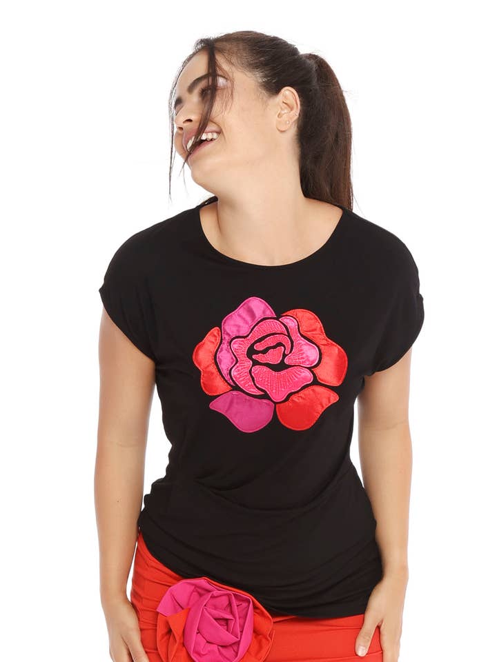 Top nero con ricamo centrale. Top Pandora per la vendita all'ingrosso da parte di Mamatayoe