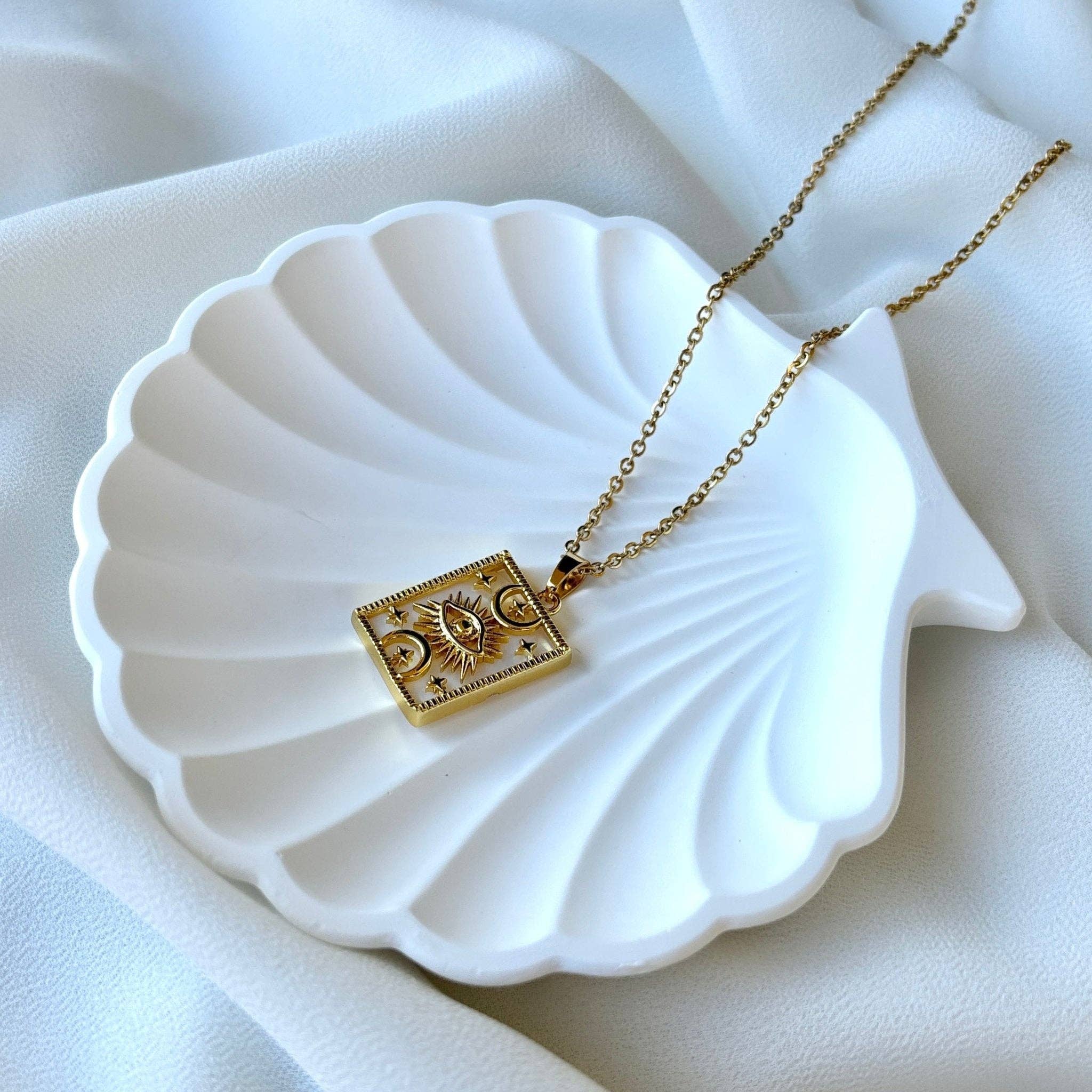 DUESTELLE ITALIA – wholesale Pendant/charm necklace – Serenity Pearl Protector - Celestial Necklace with Mother of Pearl1