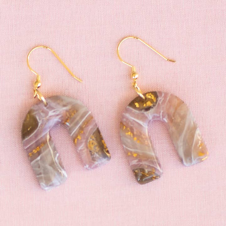 Bruna och guld marmorbågeörhängen för wholesale av Blushes and Neutrals