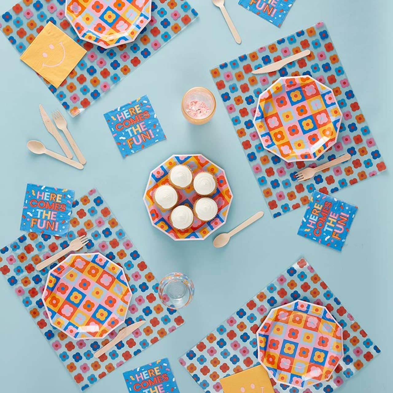 Angle - Wholesale Disposable Plate - Decagon Paper Plates - Retro Flowers1