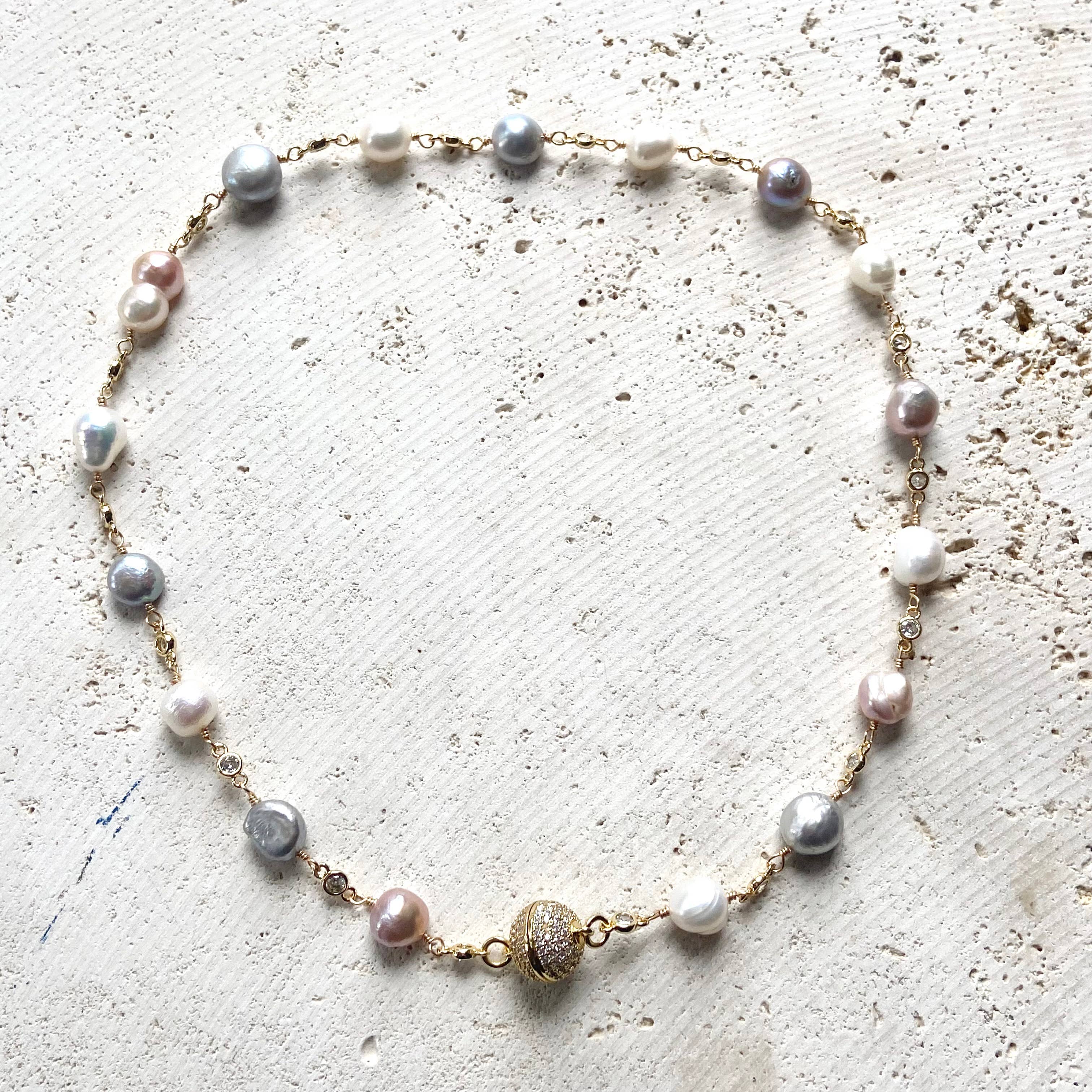 VB&CO Designs Handmade Jewelry – wholesale Pärlband/Pärlhalsband – Pastellpärlhalsband guld pavé magnetlås rodnande bris4