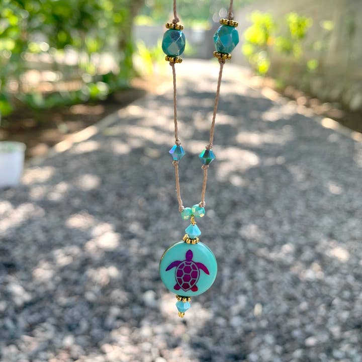 Halskette mit Anhänger: Türkise Meeresschildkröte im Frühlings-Ozean für den Großhandel von Marlene VanBeek Jewelry