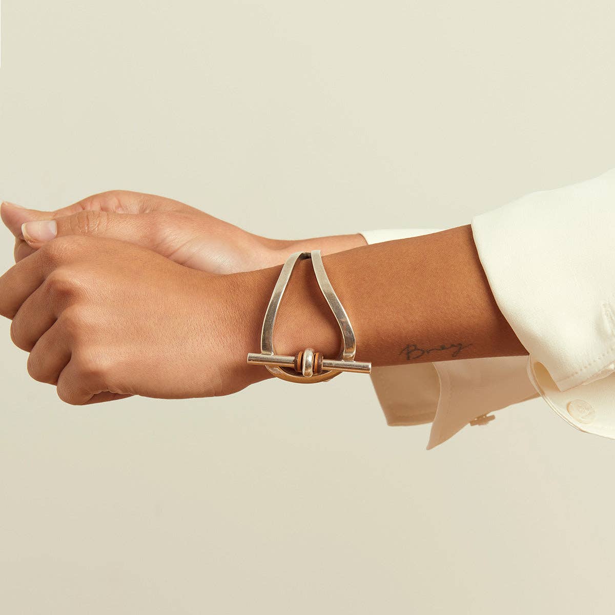 CXC - Vente Bracelet manchette - Bracelet en cuir camel avec détails en métal argenté1