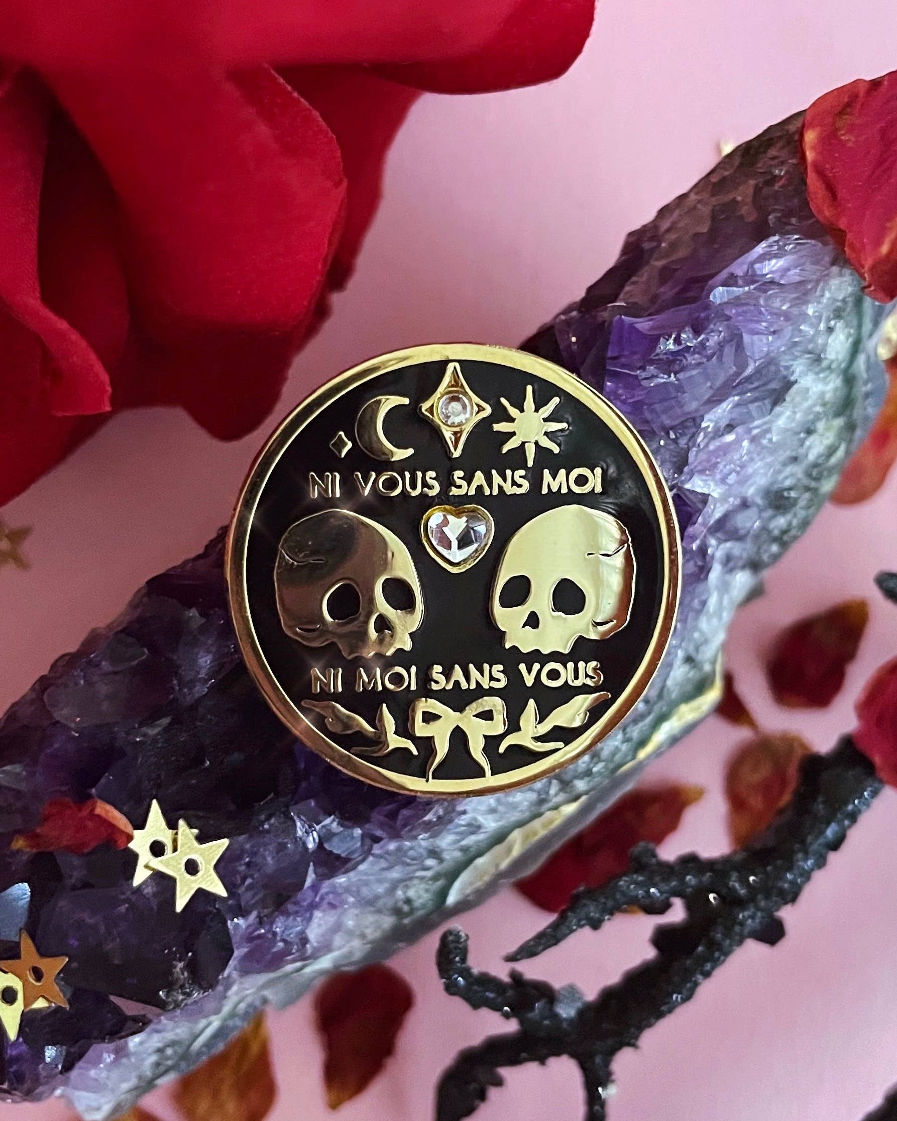 Lilly Baik – Engroshandel Reversnål/knap – Ni Du Uden Mig, Ni Mig Uden Dit Enamel Pin0