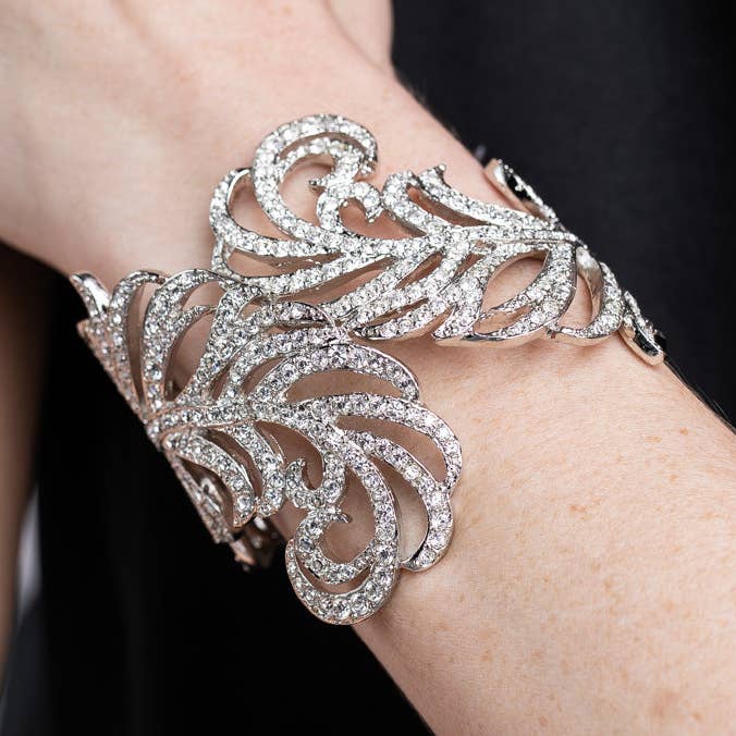Bracciale in piuma con cerniera in cristallo per la vendita all'ingrosso da parte di Kenneth Jay Lane