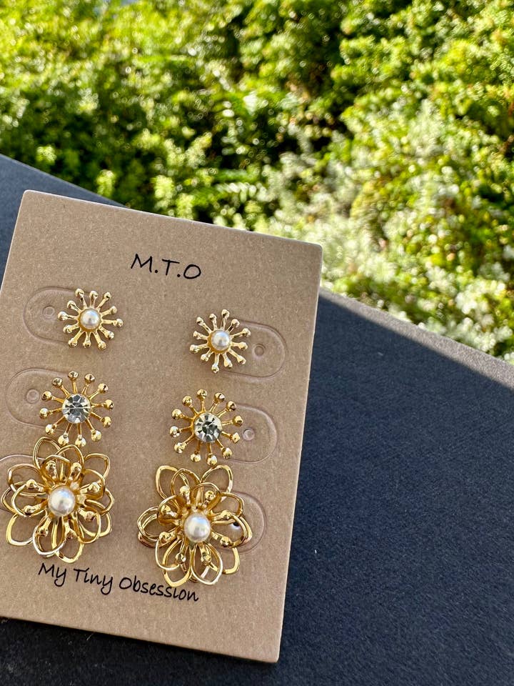 Set di 3 orecchini a bottone con perle e fiori per la vendita all'ingrosso da parte di Offshore Surf Co