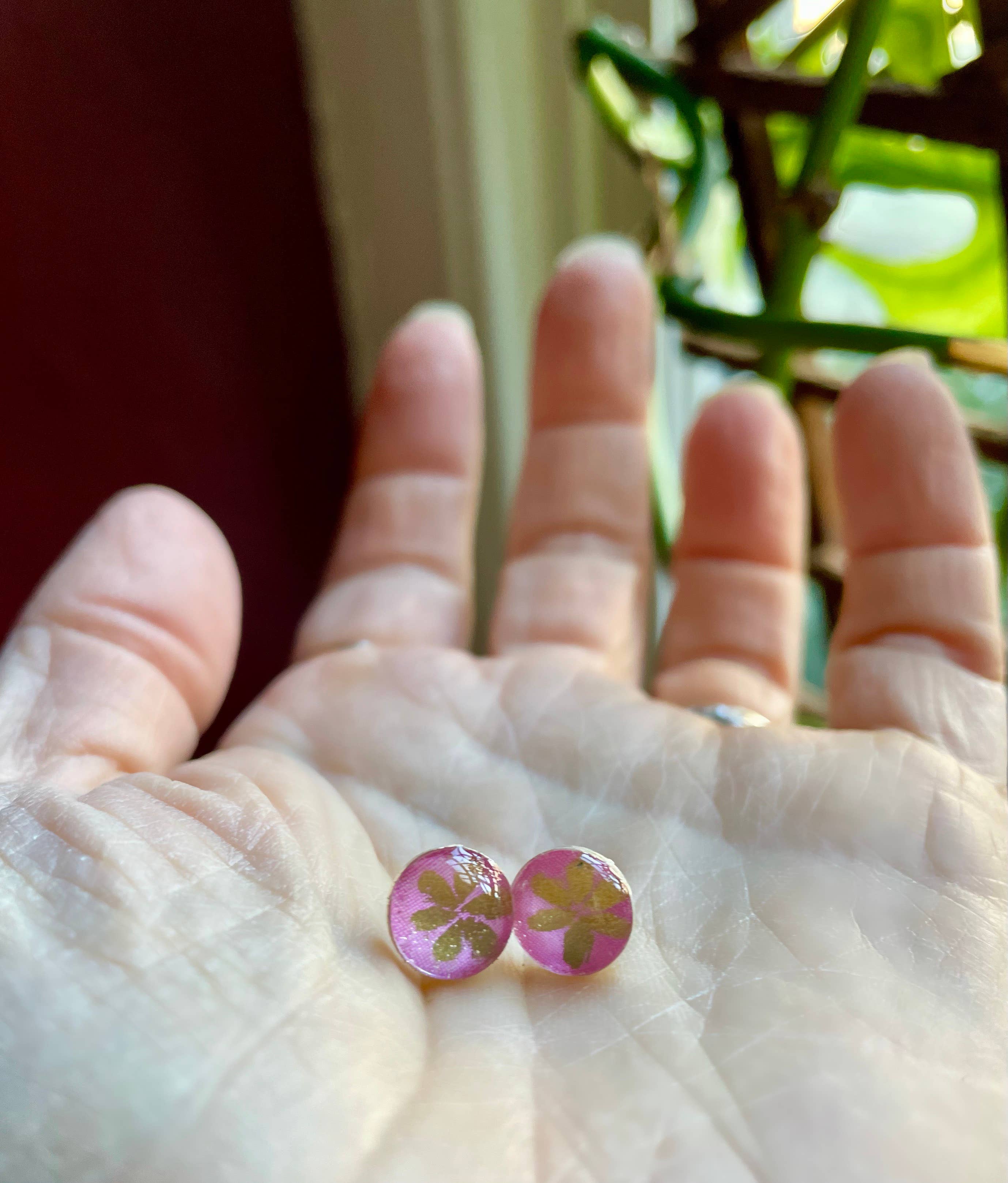 joeyfivecents – Engroshandel Ørestikkere – Studs - lille guld blomst & pink cirkler4