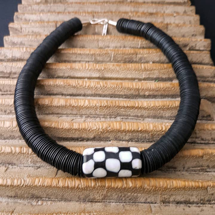 Collier fait main avec perle en verre damier noir et blanc de Java et disques en bakélite noire d'Afrique pour la vente par Ambra Schmuck