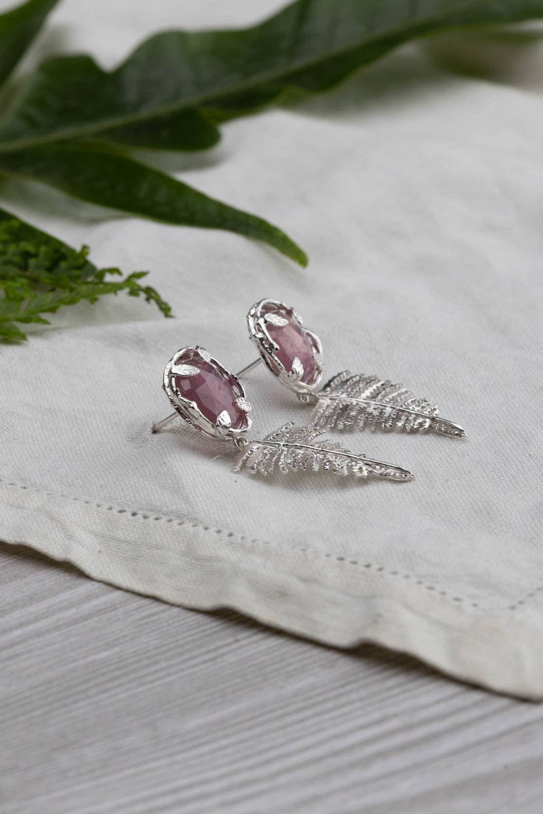 Amanda Coleman Jewelry – Großhandel Ohrhänger – Botanische Nest-Ohrringe mit Farnanhänger und Labradorit-, Rubin- oder Kyanit-Edelstein10