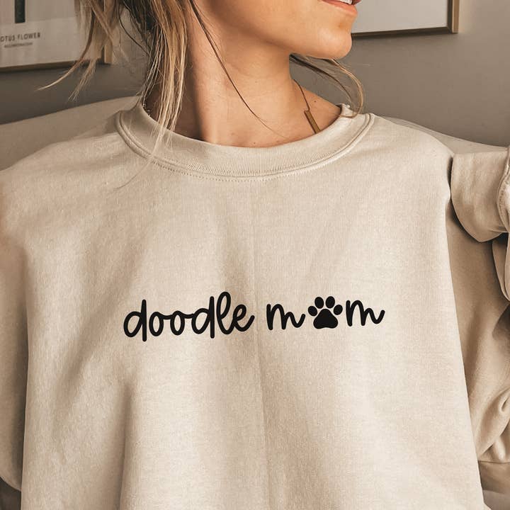 Doodle Mom sweatshirt met ronde hals, Dog Mom cadeau voor wholesale door Bodhi Life Design