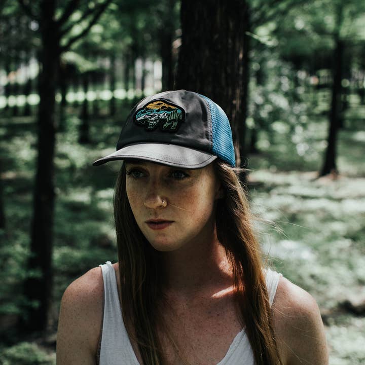 Chapeau sac à dos gris bison pour la vente par Atomicchild