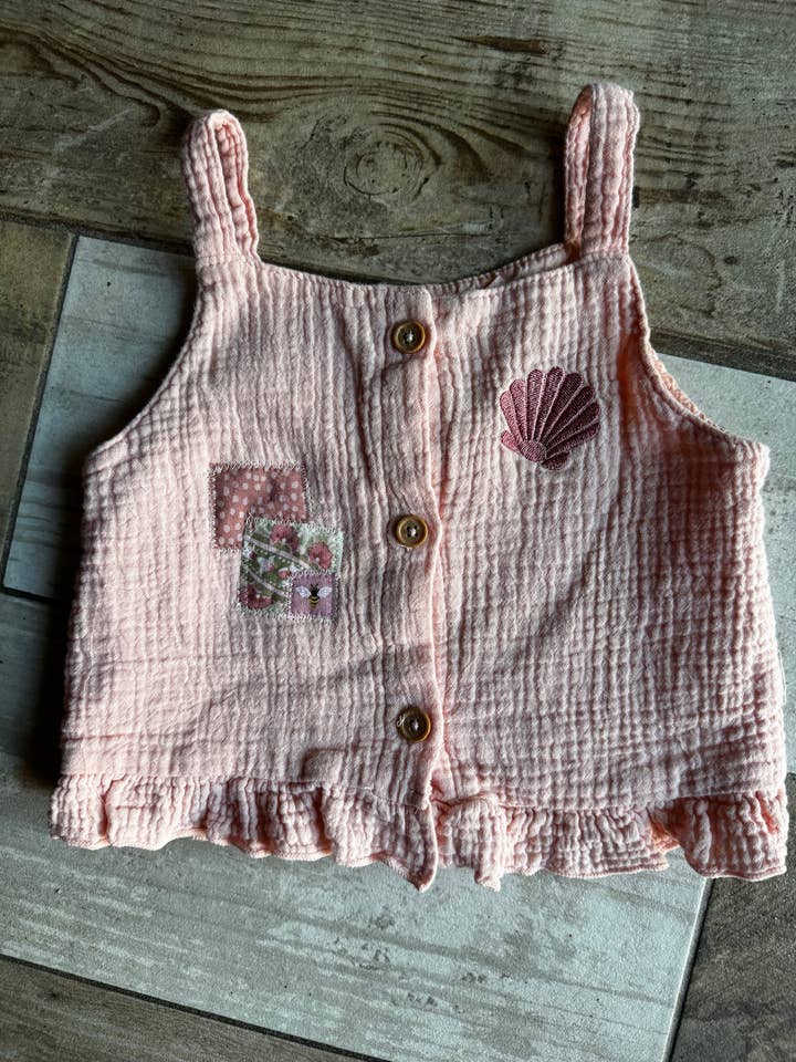 Muslin Top
4T 1 Avail only One of a kind for wholesale by Hammy Downs Threads