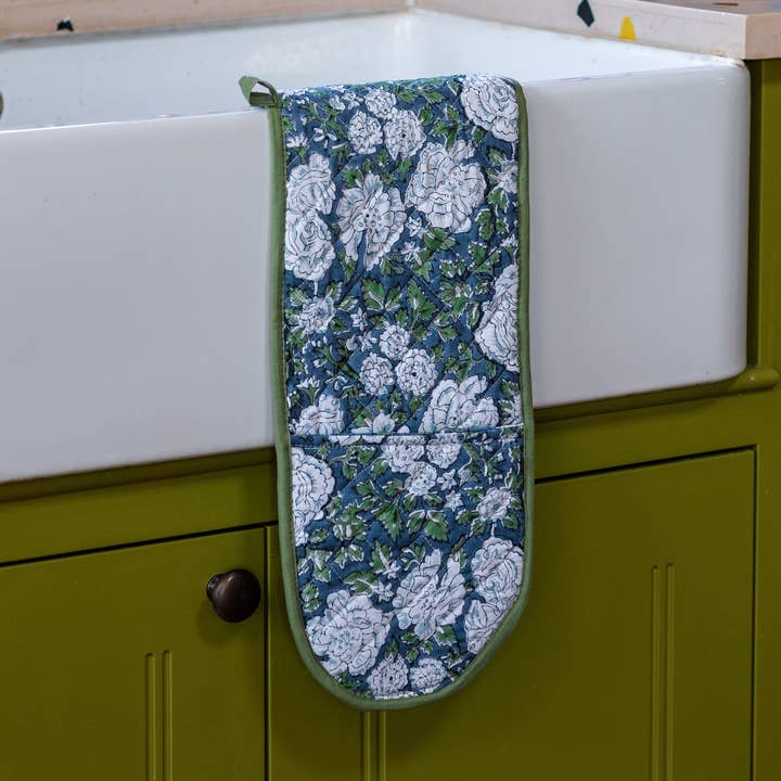 Gants de four IN BLOOM BLUE pour la vente par Constance & Denny