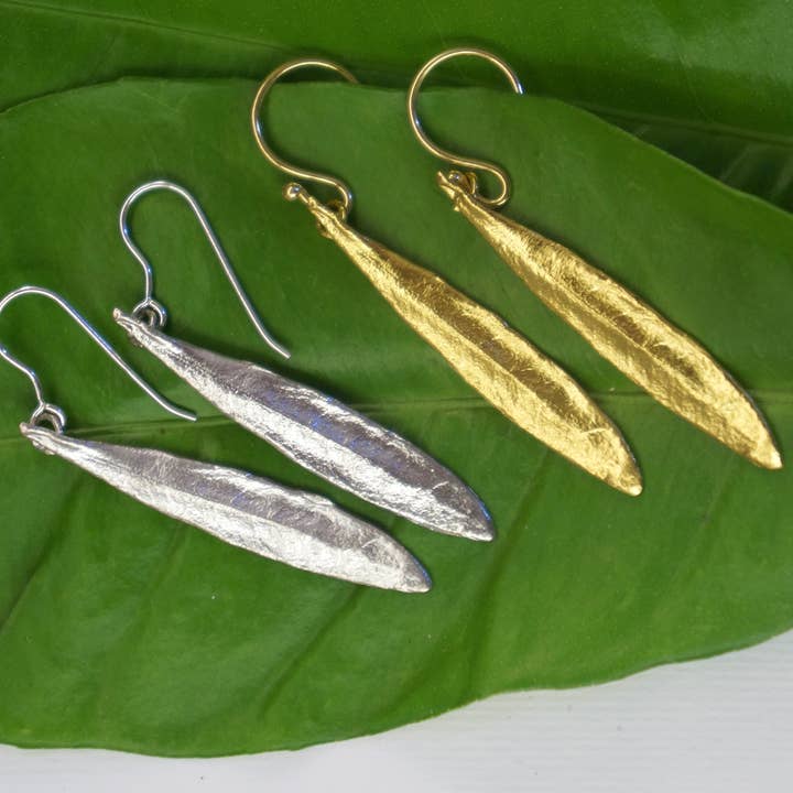 Boucles d'oreilles minimalistes en forme de feuille d'olivier en argent sterling ou en or pour la vente par Mother Nature Jewelry