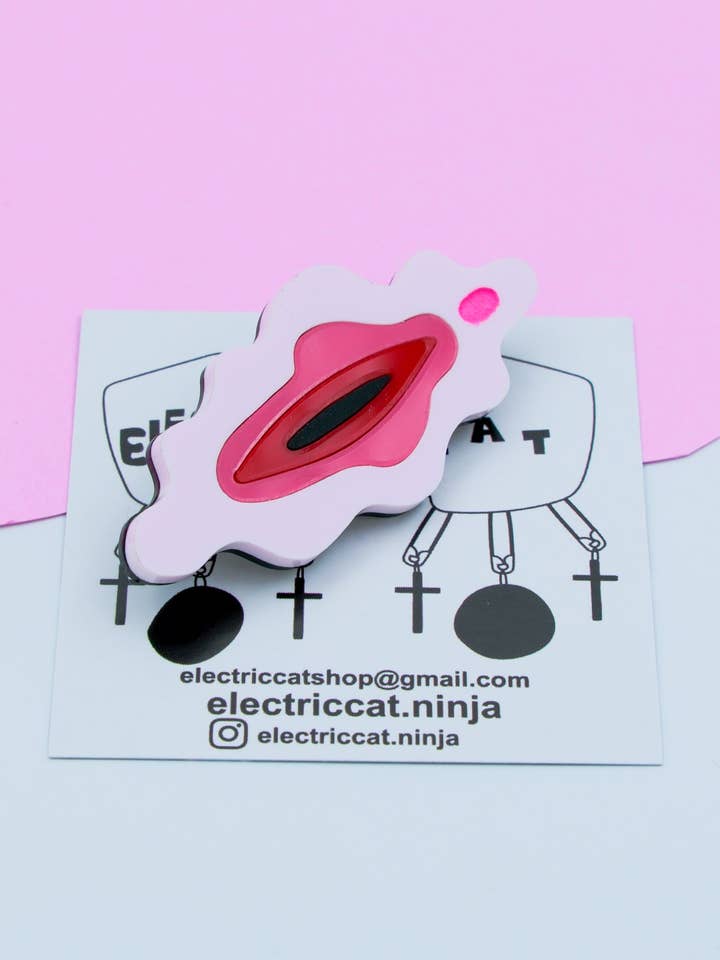 Vagina-Pin – Acryl-Feministisches Accessoire für den Großhandel von Electric Cat