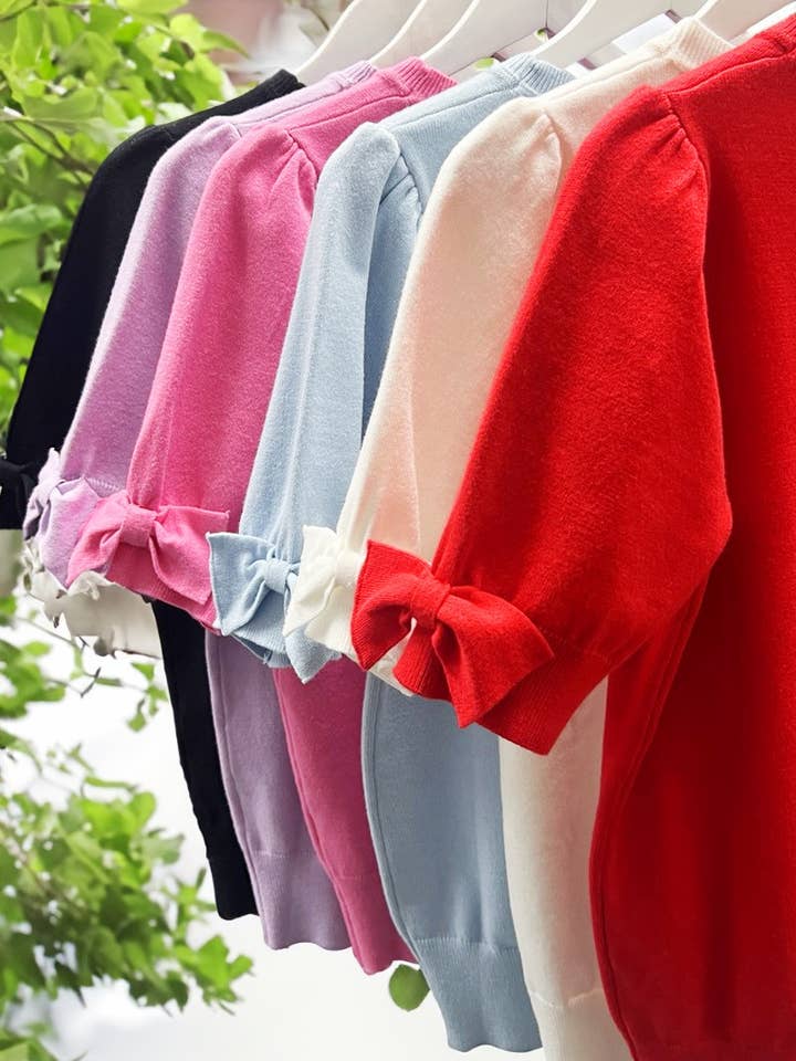 Pull tricoté à col rond avec manches courtes bouffantes et nœud détail VT82670 pour la vente par Vine & Love