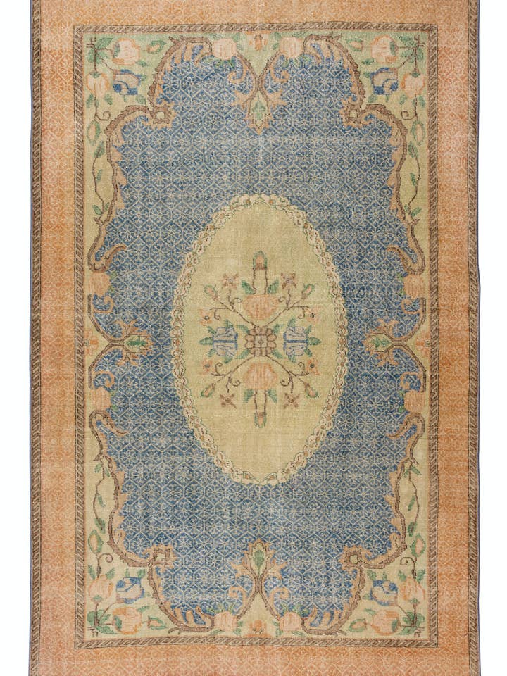 Alfombra vintage de lana turca con estampado floral anudado a mano, 7 x 10.7 pies para venta al por mayor de Rug Specialist LLC.