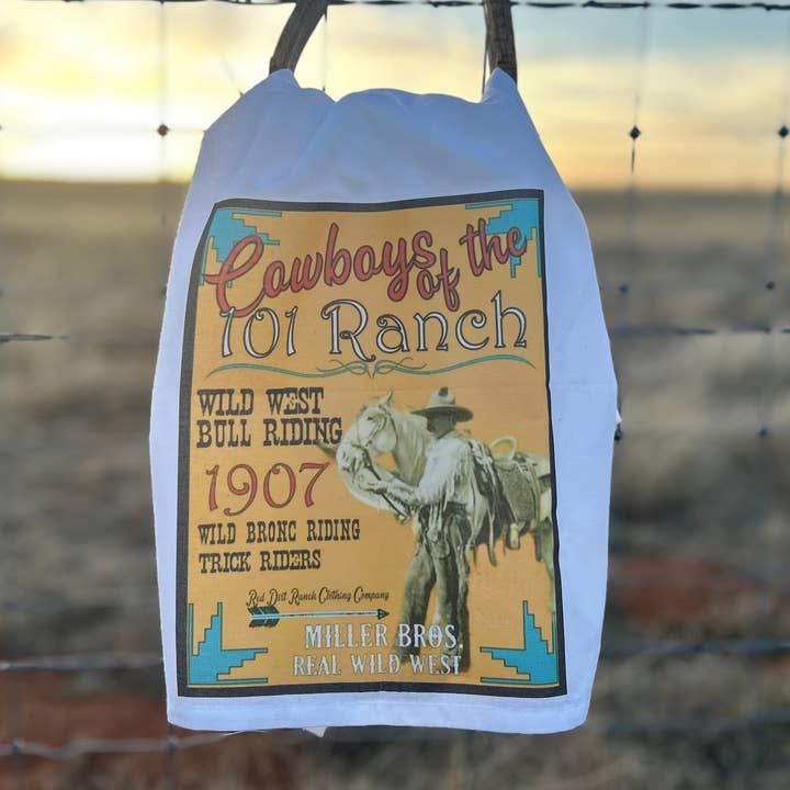 Asciugapiatti 101 Ranch Cowboys per la vendita all'ingrosso da parte di Red Dirt Ranch Clothing Company