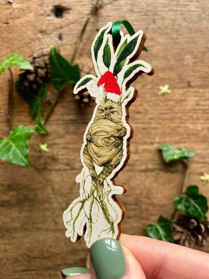 Magica decorazione festiva in legno per albero di Natale a forma di mandragola per la vendita all'ingrosso da parte di Georgiou Draws