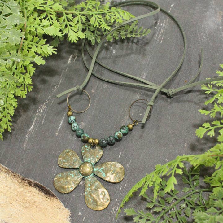 Collier gracieux pour la vente par The Primitive Peddler, Inc.