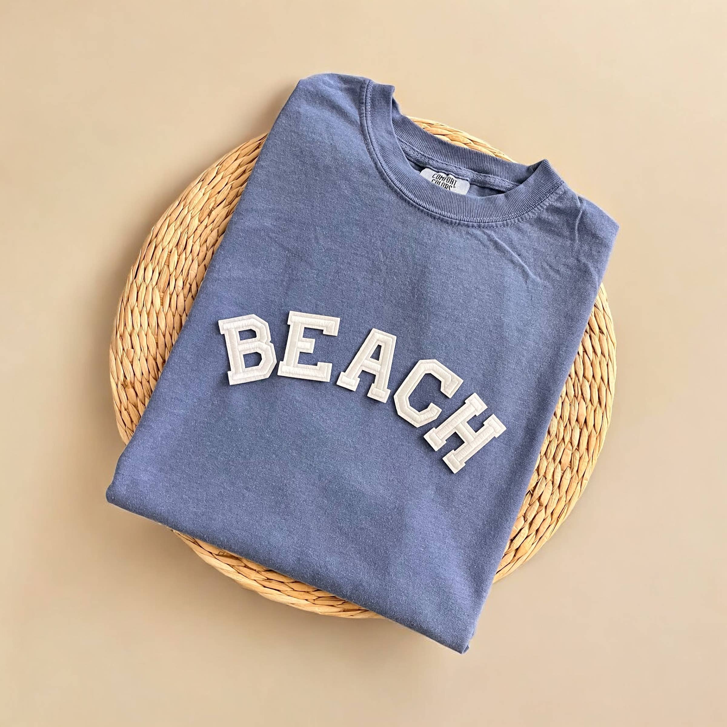 Threads And Needles, INC. - Vente T-shirt sérigraphié – femme - T-shirt de plage Comfort Colors, chemises de plage4