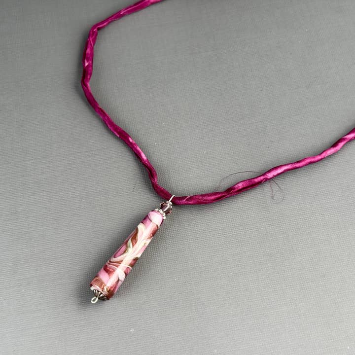 Collier de luxe fait main en verre tchèque rose sur cordon de soie pour la vente par Toad Song Jewelry